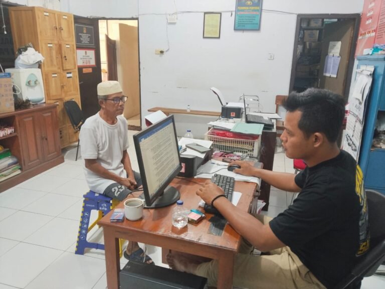Seorang Kakek Ketahuan Bongkar Kotak Amal Masjid