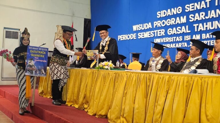 Aksi Gatotkaca Meriahkan Wisuda UNIBA Surakarta , 77,8 Persen Mahasiswa Raih Cumlaude