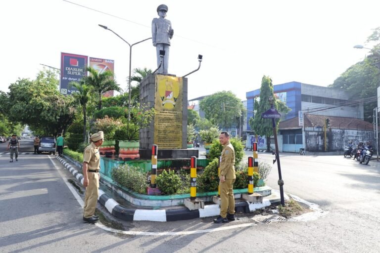 Sambut Kesaktian Pancasila, Taman Tugu A Yani Dibersihkan