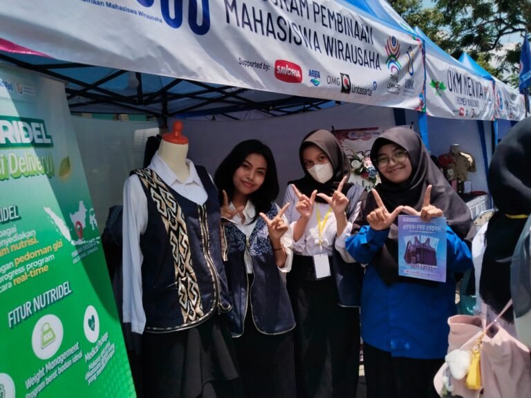 Lestarikan Batik Pesisir Muria Lewat Fashion Modern