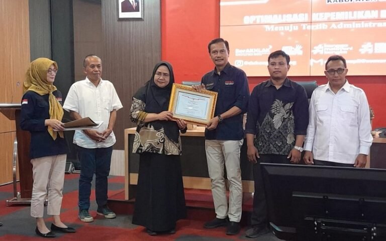 Disdukcapil Kabupaten Semarang Terima Penghargaan “Pelayanan Prima” dari Menteri PAN-RB