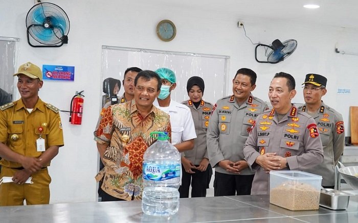 SPPG Dikunjungi Kapolri, Kades Kadirejo Komitmen Mengawal Penyediaan Menu MBG Bergizi dan Higienis