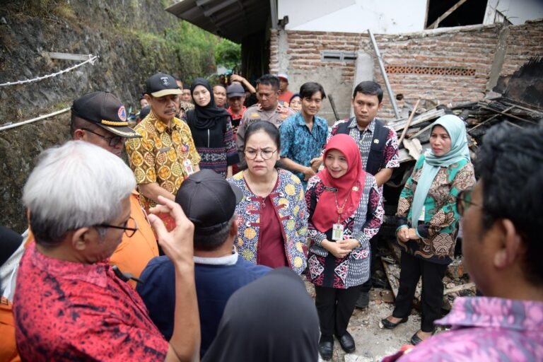 Wali Kota Semarang, Agustina Wilujeng Beri Bantuan dan Bangun Kembali Rumah Korban Kebakaran