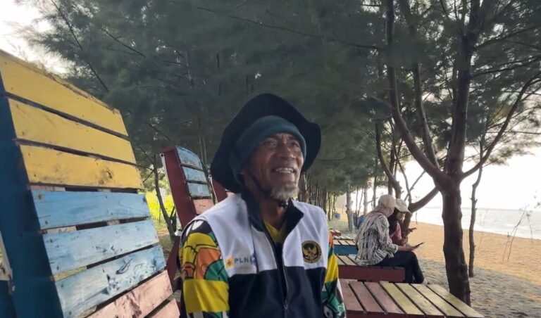 Tukimin dan PLN Peduli : Menjaga Pantai Tirang Tetap Hidup dan Bersih