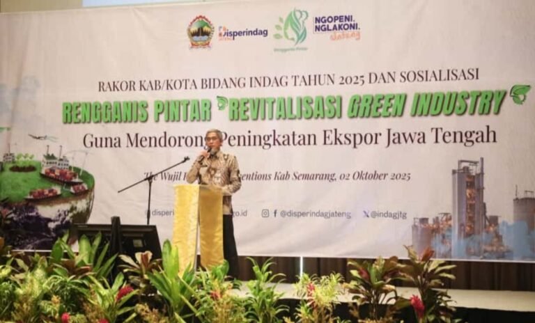 Pemprov Jateng Sosialisasikan Transisi Energi Menuju Industri Hijau   SEMARANG –  Pemerintah Provinsi Jawa Tengah (Jateng) menggandeng banyak pihak, untuk penggunaan energi alternatif dalam menuju industri hijau (green industry).   Menurut Sekretaris Daerah Provinsi Jateng Sumarno,  langkah paling dekat yakni penggunaan panel surya dan gas alam atau Compressed Natural Gas (CNG), untuk dunia industri.   “Transisi energinya bertahap. Kita dorong di beberapa kawasan industri juga menggunakannya. Sekarang juga sudah menuju untuk penggunaan CNG di Jawa Tengah,” kata Sumarno mewakili Gubernur Jateng Ahmad Luthfi dan wakilnya Taj Yasin Maimoen (Gus Yasin), usai Rapat Koordinasi Kabupaten/Kota Bidang Indag Tahun 2025 dan Sosialisasi Rengganis Pintar “Revitalisasi Green Industry” Guna Mendorong Peningkatan Ekspor Jawa Tengah, di The Wujil Resort & Convention Kabupaten Semarang, Kamis, 2 Oktober 2025.  Untuk pemanfaatan CNG, kata Sumarno, didukung oleh PT Perusahaan Gas Negara (PGN) pemasangan transmisi dari Cirebon-Semarang (Cisem) yang saat ini sedang berproses.  “Selain lebih ramah lingkungan, sebetulnya CNG itu menggunakan produk dalam negeri,” katanya.    Dikatakan Sumarno, Pemerintah Provinsi Jateng juga memiliki Badan Usaha Milik Daerah (BUMD) yang punya produk CNG yakni PT Jateng Petro Energi. Perseroda didorong untuk memperbanyak produksi gas alam dan disalurkan baik untuk industri kecil maupun besar.  Di sisi lain yang tak kalah penting, yakni setiap perizinan usaha dan analisis mengenai dampak lingkungan (Amdal) harus harus benar-benar dipatuhi. Supaya lingkungan tetap terjaga. Apalagi Jawa Tengah dijadikan provinsi penumpu pangan dan industri, di mana keduanya harus seimbang.  Kepala Dinas Perindustrian dan Perdagangan (Disperindag) Provinsi Jateng, July Emmylia, mengatakan, program Rengganis Pintar, merupakan, suatu upaya kita untuk dapat mempercepat implementasi Industri Hijau di wilayah setempat.   “Karena apa? Karena sekarang ini market driven sudah mewajibkan untuk ber-sertifikat IUDR dan FSC. Nah, kalau tidak kita segera kejar kita akan kehilangan market,” katanya.  Emmy menjelaskan, green market action itu berada pada angka 79,12 persen. Hal itu harus segera dipenuhi agar tidak kehilangan potensi pasar dan mengurangi produk ekspor.  Adapun Rengganis Pintar merupakan sistem mulai dari forum konsultasi, komunikasi, kemudian instrumen indeks siap hijau untuk mengukur kesiapan industri. Khususnya untuk industri kecil menengah (IKM).  “Pelaku IKM didampingi dan diberikan fasilitasi sertifikat gratis. Sertifikat gratis ini untuk dapat menuju ke Industri Hijau,” katanya.  Disperindag, kata Emmy, memiliki target jangka pendek dan panjang. Jangka pendeknya melelui program itu akan menambah jumlah kesadaran pelaku industri untum bersertifikat hijau. Untuk jangka panjang akan membuat peta arah (roadmap).   “Pada tahun 2028 nanti Pak Gubernur Ahmad Luthfi itu sudah mencanangkan arah kebijakan pembangunan. Yakni peningkatan dan pemerataan pembangunan daerah itu melalui potensi lokal dan industri hijau,” katanya. (*)