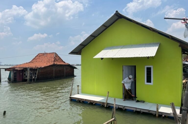 Warga Timbulsloko Demak dapat Bantuan Rumah Apung Provinsi
