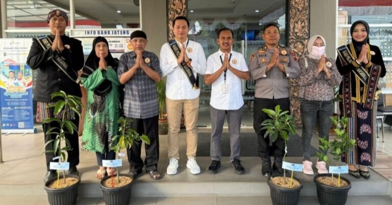 Bank Jateng Cabang Jepara Bagikan Puluhan Bibit Buah, Rayakan Hari Pelanggan Nasional Sekaligus Dukung Penghijauan