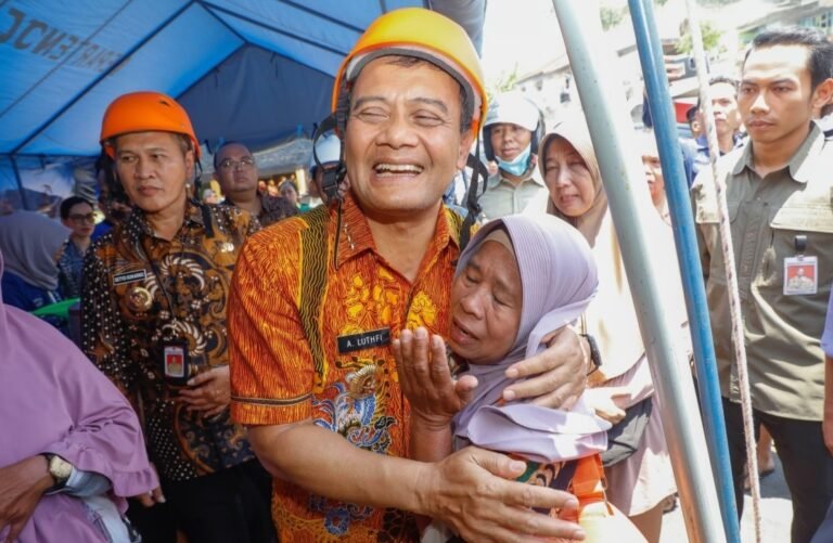 Ahmad Luthfi Tinjau Pasar Kota Wonogiri yang Terbakar, Percepat Recovery dan Bangun Sarpras Darurat 