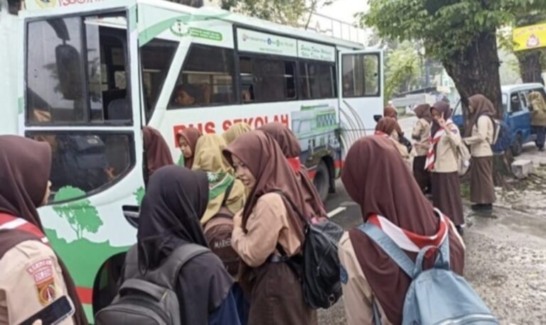 BUS GRATIS SRAGEN: DARI HIBAH INSTANSI, UNTUK PENDIDIKAN ANAK BANGSA