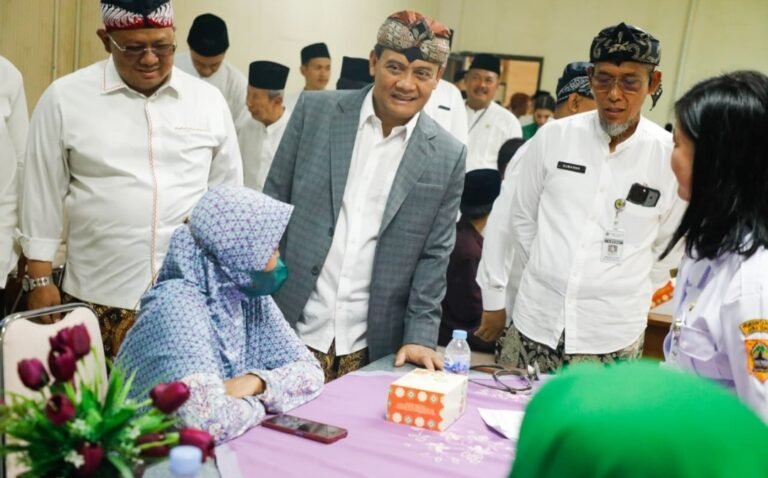 Pastikan Kesehatan Santri, Ahmad Luthfi-Taj Yasin Terjunkan Dokter Spesialis Keliling ke 5.419 Pesantren