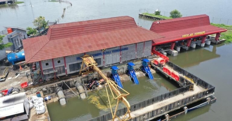 Lawan Banjir, BPBD Jateng Kerahkan Mobil Pump di Kali Tenggang 