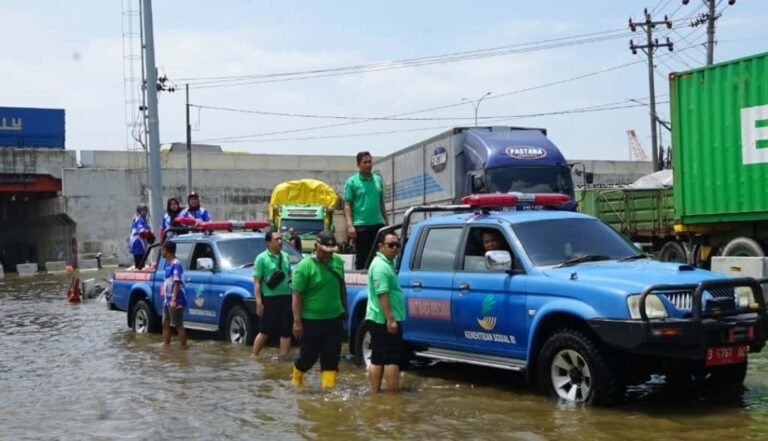 Dua Hari Terjebak Banjir, Para Sopir Semringah dapat Makan dari Pemprov Jateng