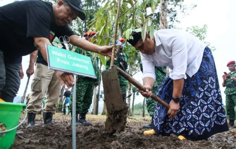 Sedimentasi Tinggi, Taj Yasin Tanam Pohon di Waduk Mrica Banjarnegara