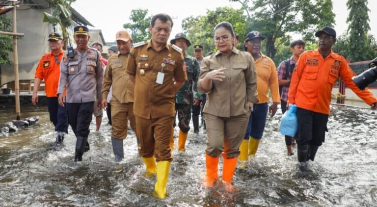 Tinjau Korban Banjir, Gubernur Ahmad Luthfi Pastikan Bantuan Tepat Sasaran