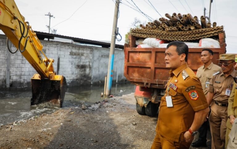 Atasi Genangan di Depan Polytron Demak, Pemprov Sodet Sungai Sayung