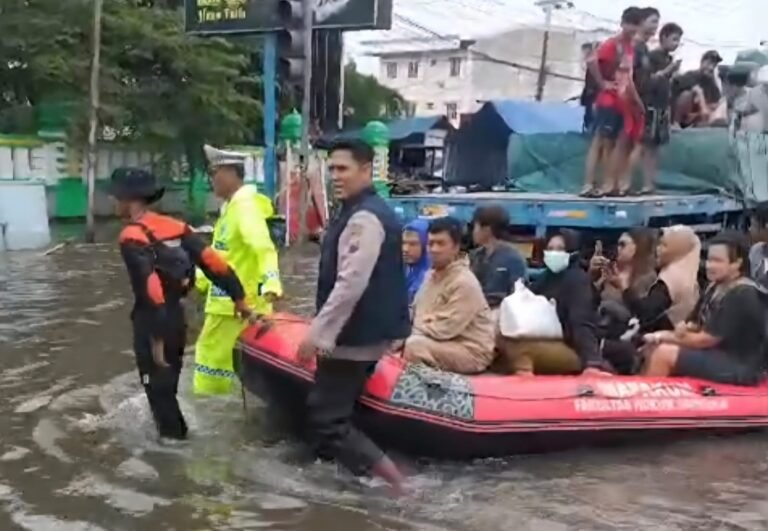 Semarang Banjir Lagi, Polisi Bantu Warga di Kaligawe
