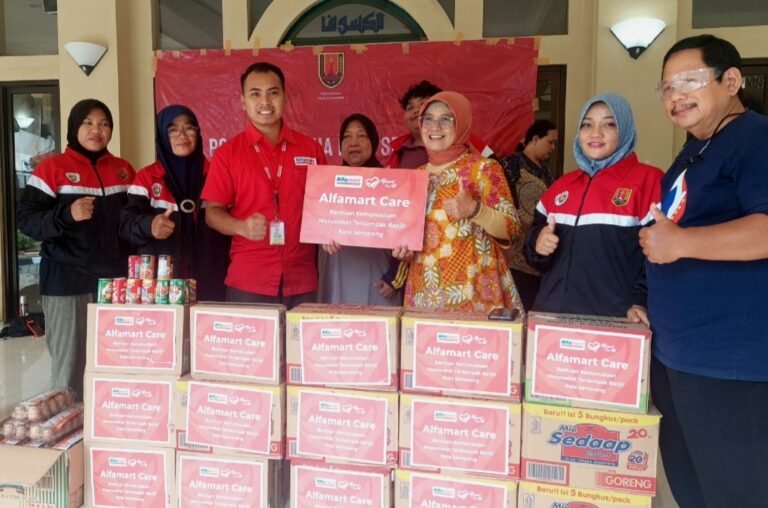 Respon Cepat Alfamart, Salurkan Bantuan Harian untuk Warga Terdampak Banjir di Kota Semarang