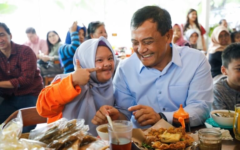 Gubernur Ahmad Luthfi Nyoto Bareng Anak Difabel 