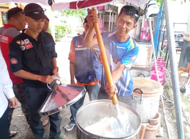 Dirikan Dapur Umum, Pemprov Jateng Pasok Makanan untuk Pengungsi Banjir Semarang 