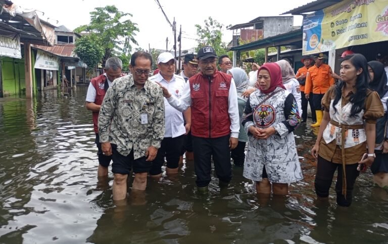 Mensos Kunjungi Banjir Semarang, Bantu Rp 4 Miliar, Santuni Keluarga Korban