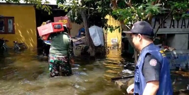 Warga ‘Wadul’ Gubernur, Bantuan Langsung Datang di Tengah Banjir