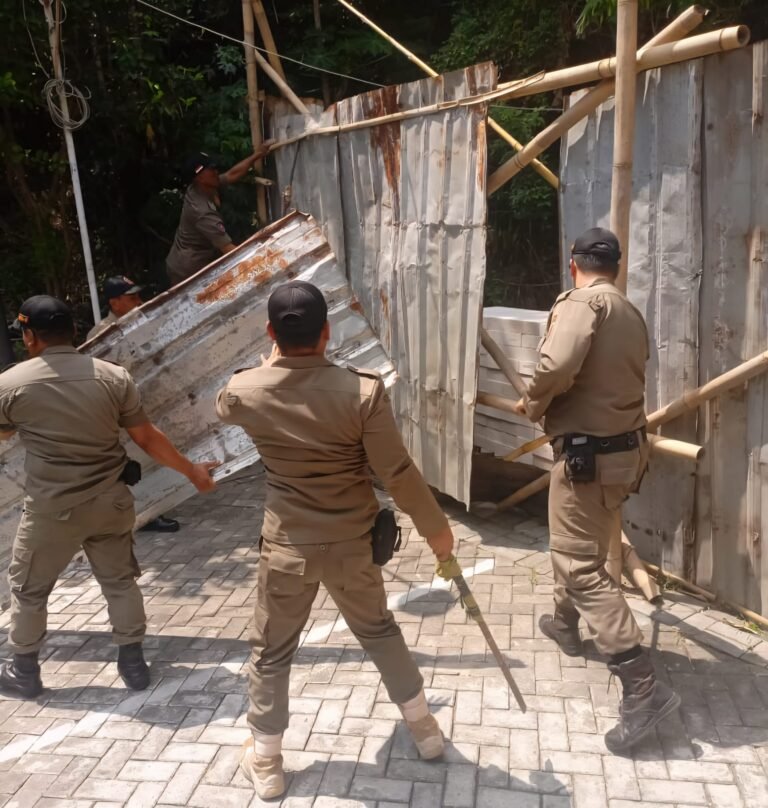 Penutup Jalan Perumahan Sinar Waluyo Dibongkar Satpol PP