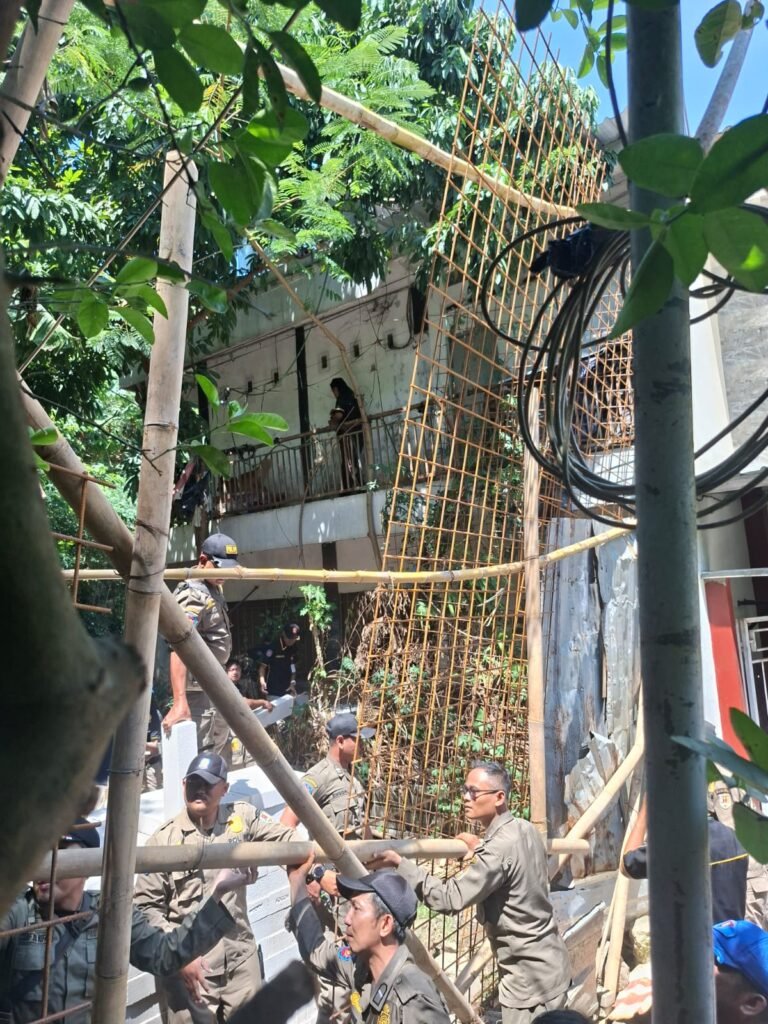 Satpol PP Kembali Bongkar Penutup Akses Pelaku Penutup Akses Jalan Sinar Waluyo