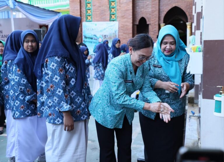 TP PKK Jateng Kampanyekan Gerakan Cuci Tangan Pakai Sabun di Pesantren