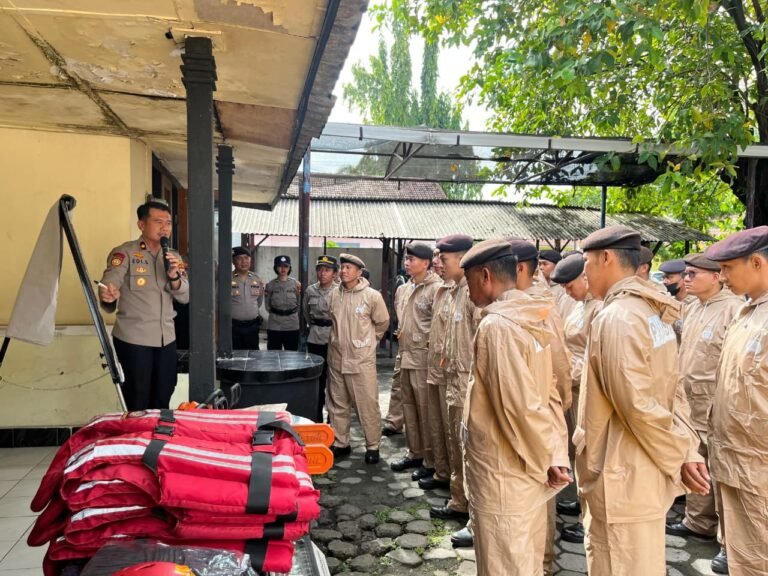 Masuki Musim Penghujan, Polresta Surakarta Cek Kesiapan Personel dan Peralatan SAR
