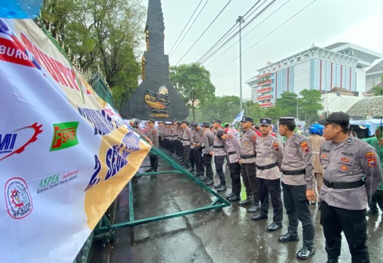 Diguyur Hujan, Personil Polrestabes Semarang Tetap Kawal Aksi Buruh
