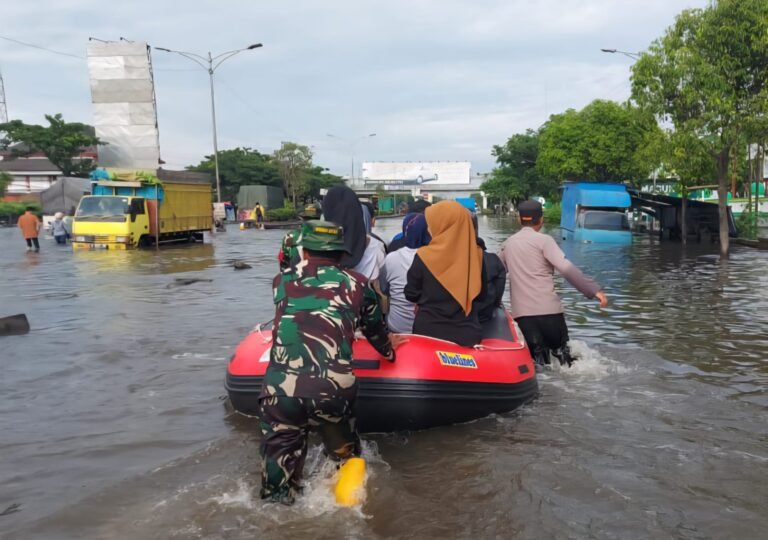 Petugas Gabungan Bantu Warga dan Lakukan Rekayasa Lalu Lintas di Banjir Genuk