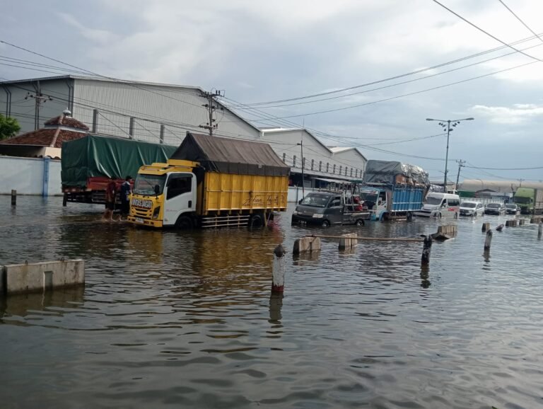 Banjir Pantura Bikin  Kemacetan 15 Km, Ratusan Sopir Terjebak 12 Jam