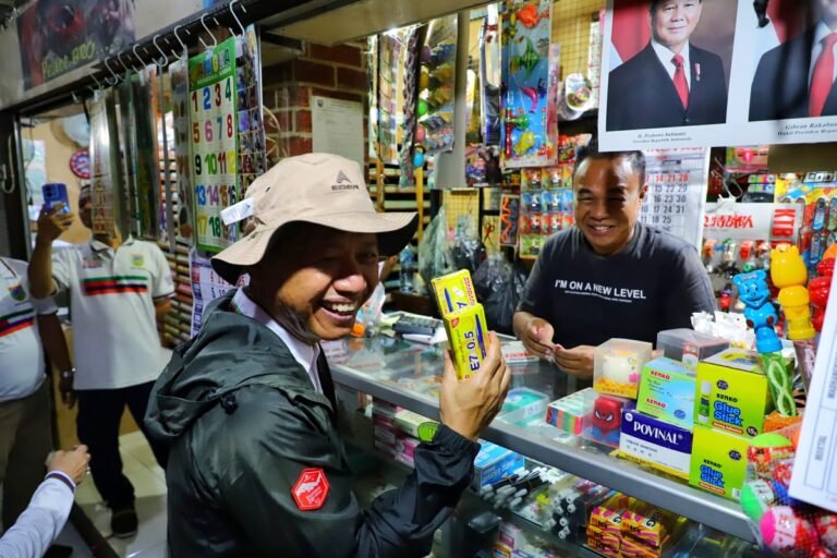 Sam’ani ‘Kick Off’ Gerakan ASN Belanja di Pasar Tradisional