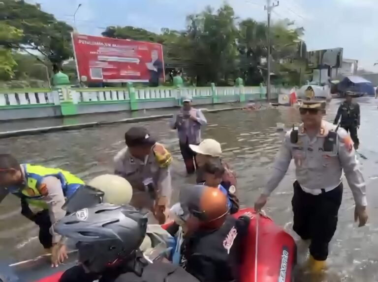Petugas Bantu Evakuasi Warga di Kaligawe dan Bagikan Jumat Berkah