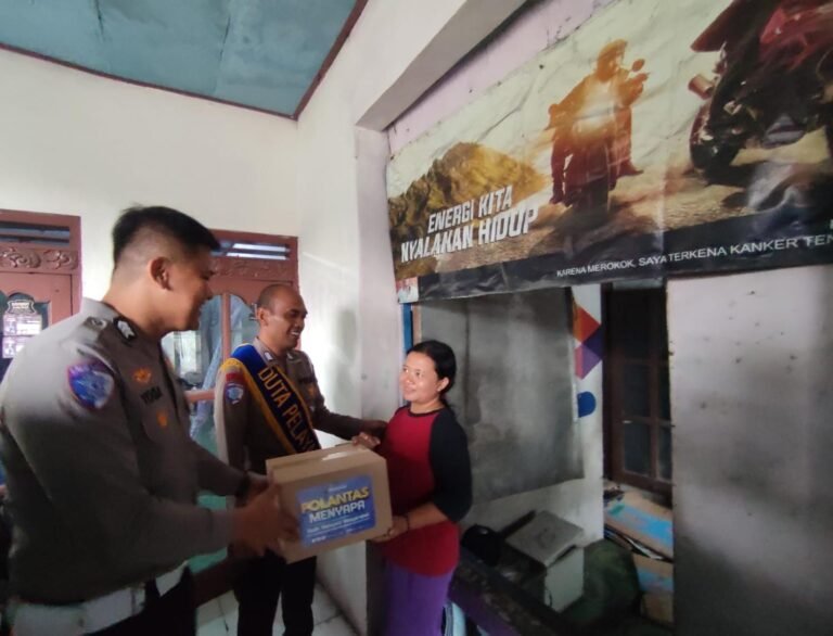 ‘Pager Mangkok’ Satlantas Sukoharjo Menyapa Warga Sekitar dengan Berbagi Sembako