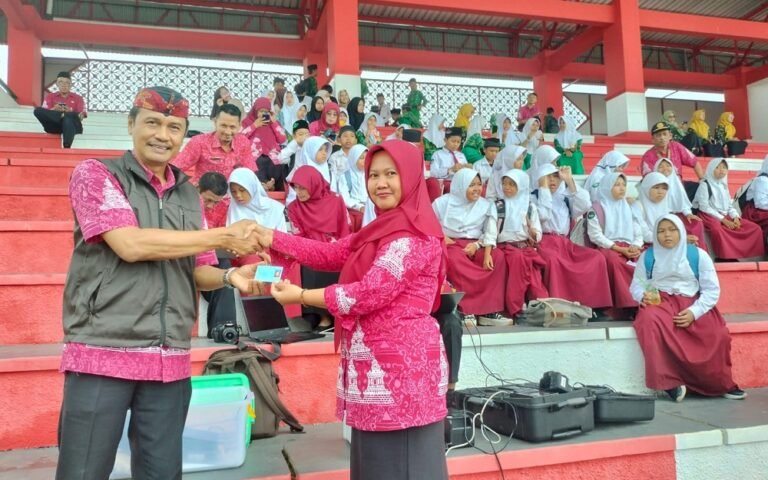 Berkat ‘Jemput Bola’ Disdukcapil Kabupaten Semarang Foto KTP Guru MI Peserta HSN di GOR Wujil Kini Berhijab