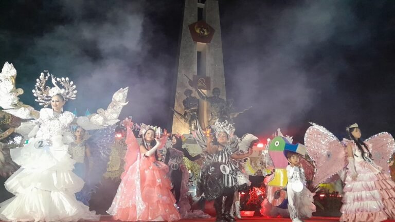 Palagan Night Carnival Ambarawa: Sosok ‘Predator’ Menggetarkan hingga Ratu Bunga Memesona