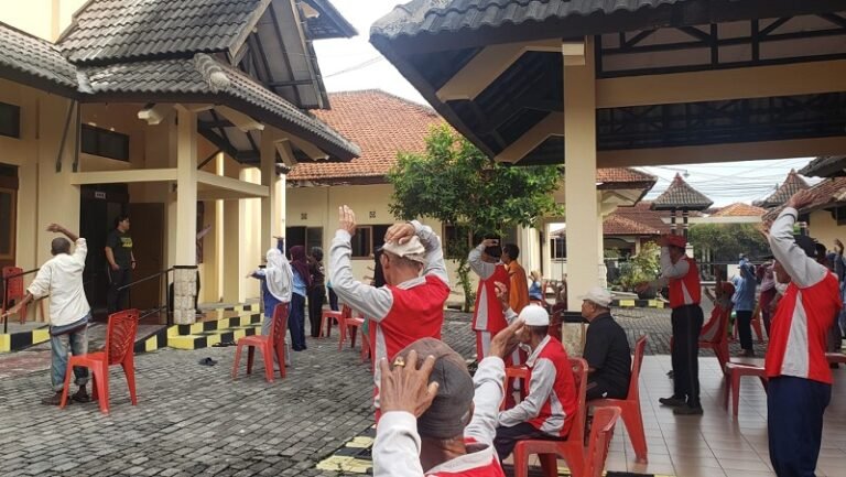 Edukasi Gout Arthritis-Senam Ergonomik Bantu Penyegaran dan Kesehatan Lansia Panti Wening Wardoyo Ungaran