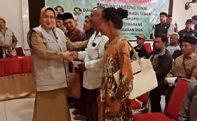 2.523 Penerima Bansos DBHCHT Diwejang untuk Beli Pupuk dan Bibit