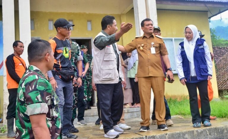 Tinjau Longsor Situkung Banjarnegara, Ahmad Luthfi Pastikan Hunian Sementara Siap 3 Hari