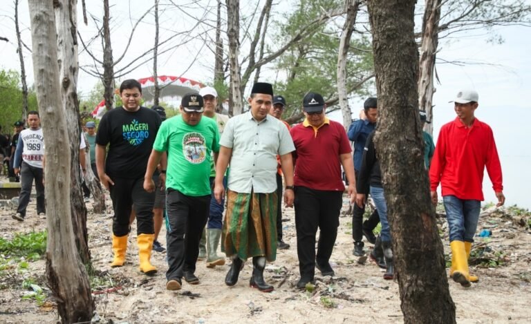 Tanam Mangrove Bersama Madrasah Alam, Gus Yasin Ingatkan Pentingnya Menjaga Bumi