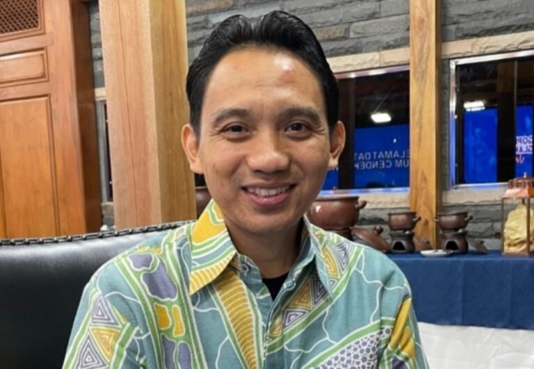 Sarung Batik dan Semangat Tri Sakti Bung Karno