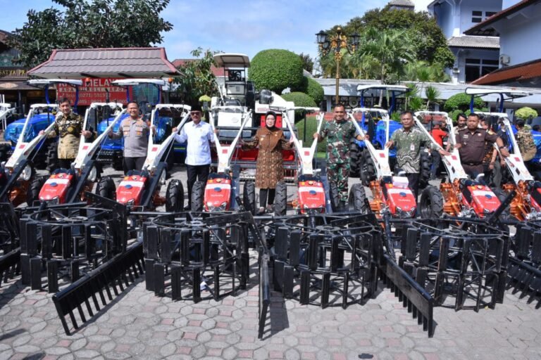 Perkuat Swasembada Pangan, Bupati Sukoharjo Serahkan 53 Bantuan Alsintan