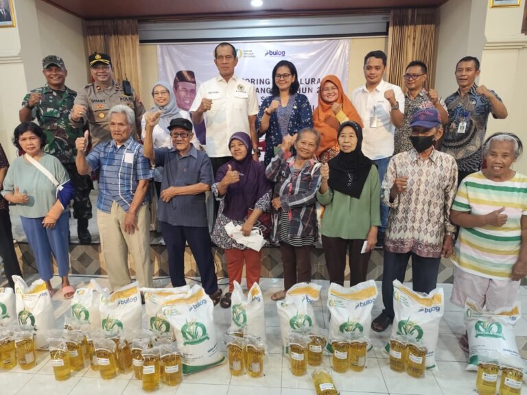 Tekan Inflasi Akhir Tahun, Penyaluran Bantuan Beras 20 Kg dan Minyak Goreng Dimulai di Solo