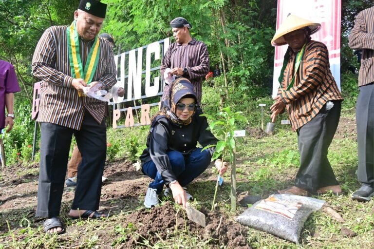 Jaga Lingkungan, Etik Pimpin Reboisasi Bukit Gunung Kunci