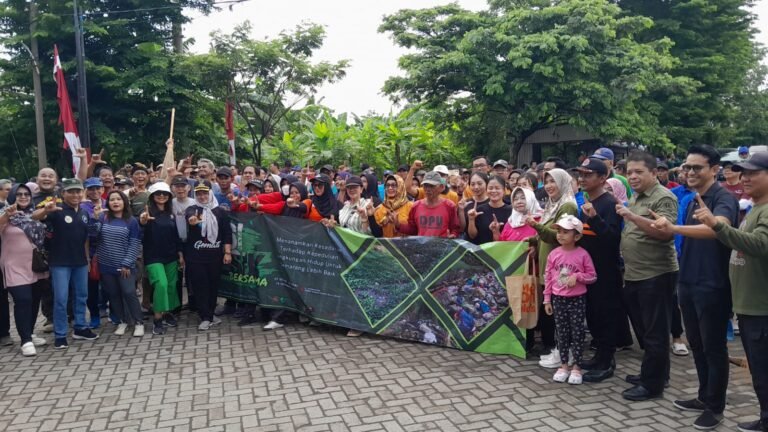 DLH Bersama Aliansi Serdadu Kalijaga Bersihkan Sampah