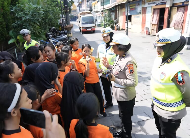 Petugas Gabungan Ops Zebra Ajak Pengunjung Wisata Kota Lama Semarang Tertib Berlalu Lintas