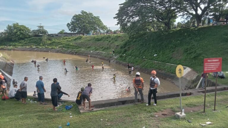 Warga ‘Pesta’ Cari Ikan di Irigasi Colo