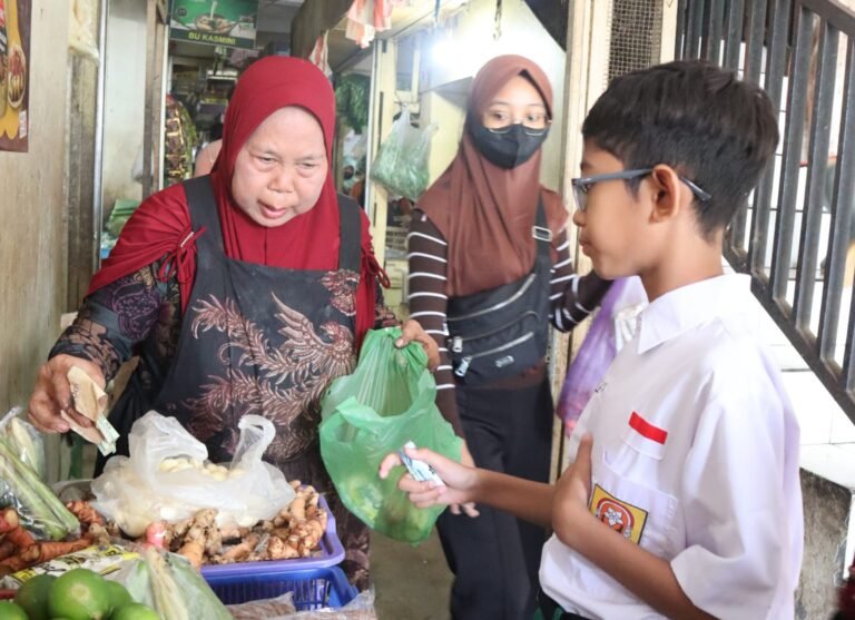 Terapkan Kewirausahaan, Spalza 14 Ajak Peserta Didik Turun Ke Pasar Tradisioanal