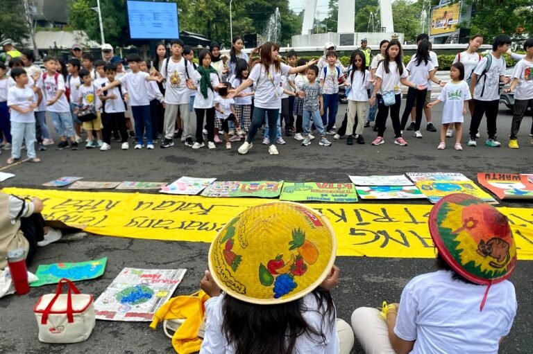 Aksi Semarang Climate Strike Suarakan Peduli Lingkungan